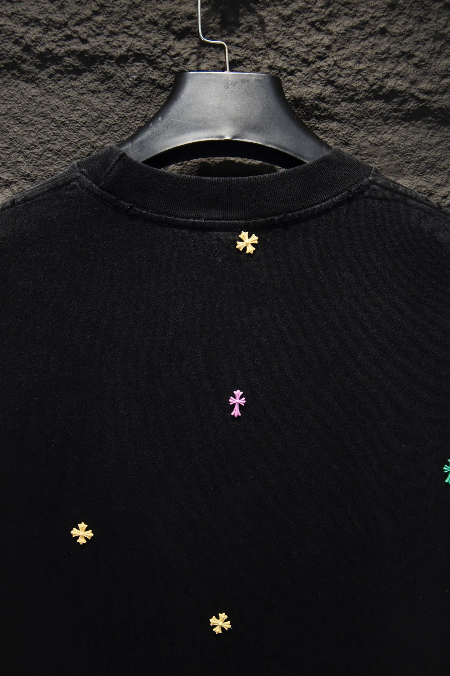 P180 🆕Chrome Hearts os version is really charming and Chrome Hearts is really a must-have. Each season's new version is made to the extreme. It is very practical and can be worn casually. Nice✔️ - ⚠️100% cotton. It is made of 32-count double yarn, 260-gram weight fabric and imported knitted carded cotton. It has moderate thickness, drape and contour, and the upper body is comfortable! ! It is very tolerant to fat body types and can instantly lose five pounds after wearing it!  Front panel #Back panel Neckline Bronzing elements# Imported hardware heavy craftsmanship and imported accessories. The body is washed, worn, sandblasted and frayed, and handmade elements are added to greatly increase the interest of the clothing; unique visual effects. The special fraying effect creates a unique distressed effect. The addition of handmade elements to the body greatly increases the interest of the clothing; it has a unique visual effect. After special fraying effect treatment, a unique distressed effect is formed. An irregular hem is added to the version. This year, Crow Heart is focusing on the version. In the past two years, the oversize version has become the focus of the trend. It has also been a popular staple in the past two years. The change of designers has made this brand an instant hit. The progressive fashion of the times also needs the blood impact of fresh elements and trendy designs in order to continue its glory! It’s stylish both inside and outside, a must-have for high street travel! An absolute "eye-catching style" that can match couples 💏 Color: washed black, sandblasted white Size: S M L XL